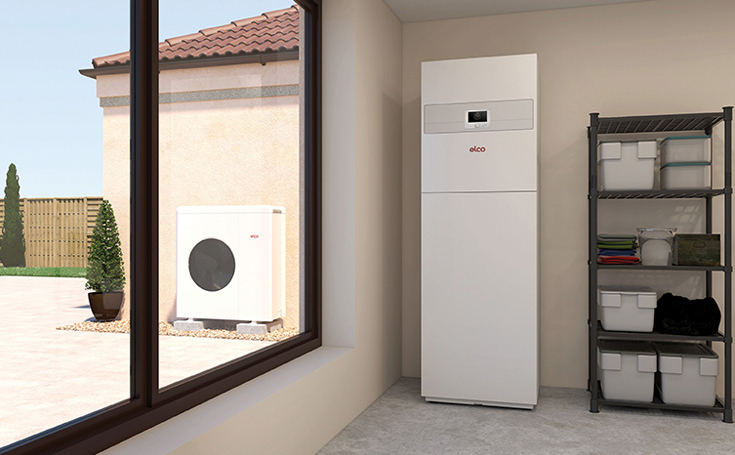 Innenansicht eines Raumes mit einem weißen Elco-Heizgerät neben einem Fenster, das auf eine Außeneinheit und einen Garten blickt.