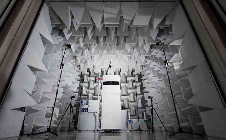 Schalltoter Raum mit schallabsorbierenden Wänden, in dem Mikrofone und eine Wärmepumpe zur Schallmessung aufgestellt sind